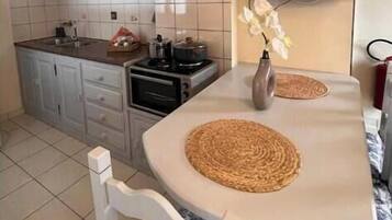 Fridge, oven, stovetop, coffee/tea maker