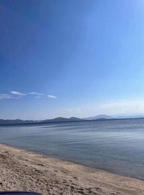 På stranden