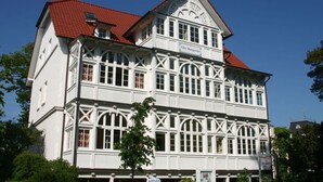 A large, white building with a red roof, featuring multiple windows and a sign that reads "Villa Maleparius." - Sandpiper in Haus Strandburg Binz (Binz)