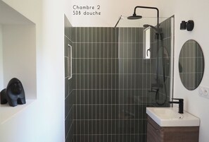 Dusj, hårføner og håndklær