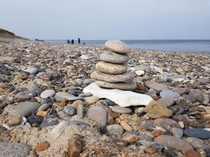 Ein Kiesstrand mit einem Steinsteinhaufen.