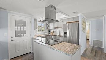 Réfrigérateur, micro-ondes, four, plaque de cuisson