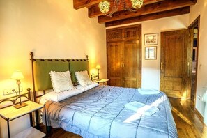 4 bedrooms, iron/ironing board