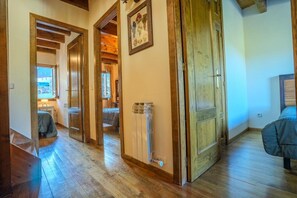 4 bedrooms, iron/ironing board