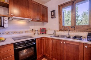 Fridge, microwave, oven, coffee/tea maker