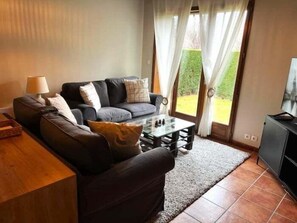 Una televisión, una chimenea