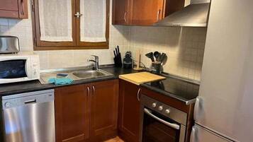 Een koelkast, een microgolfoven, een oven, een vaatwasser