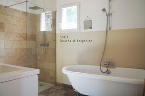Shower, hair dryer, towels, shampoo - Charming villa  (Ogliastrello)