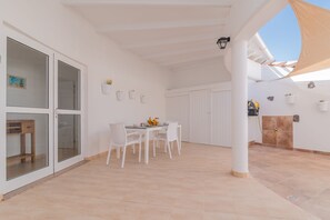 Outdoor dining - Your oasis of peace in Corralejo, views of the ocean and volcanoes. Top pool! (Corralejo)