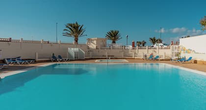 Your oasis of peace in Corralejo, views of the ocean and volcanoes. Top pool!