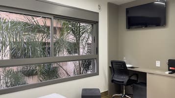 Estúdio | Escrivaninha, espaço de trabalho para notebook, cortinas blackout