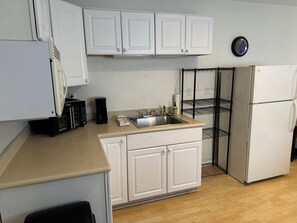 Kjøleskap, mikrobølgeovn, kaffetrakter/tekoker og brødrister