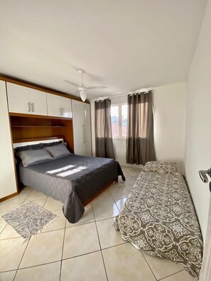 4 habitaciones, tabla de planchar con plancha, internet y ropa de cama 