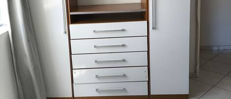 4 habitaciones, tabla de planchar con plancha y acceso a internet