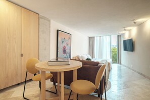 开间套房 | 起居区 | 智能电视、Netflix、流媒体服务