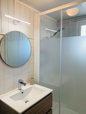 Shower, hair dryer, towels - Ground floor flat with garden - 3*** furnished holiday home- all comforts - wifi (Saintes)