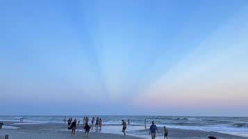 En la playa, camastros y toallas de playa