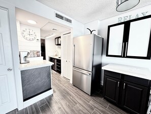 Kühlschrank, Mikrowelle, Herdplatte, Geschirrspüler