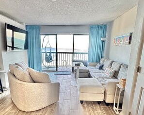 スマートテレビ、暖炉、ステレオ