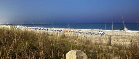 En la playa, camastros y toallas de playa