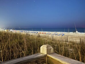 På stranden, liggestole, badehåndklæder