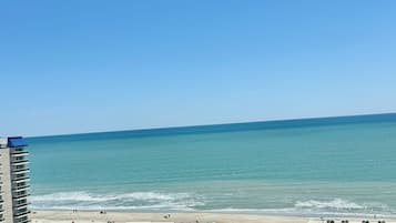 En la playa, camastros y toallas de playa