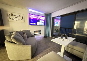 スマートテレビ、暖炉、ステレオ