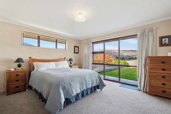 3 bedrooms, iron/ironing board, WiFi, bed sheets - Alpine Scenery - Wanaka Holiday Home (Wanaka)