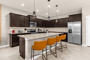 Fridge, microwave, oven, stovetop - 10 Bedrooms/ 8 Bathrooms/ Windsor Cay (16340 SK) (Clermont)