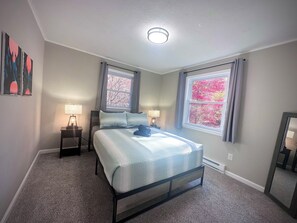 4 soverom, skrivebord, strykejern/-brett og reiseseng for barn