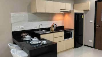 1 kamar tidur, brankas, tirai kedap cahaya, dan setrika/meja setrika