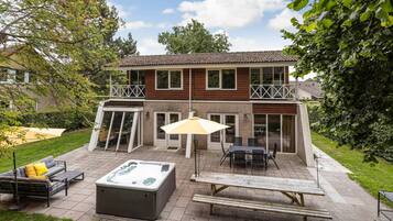 House | Outdoor dining