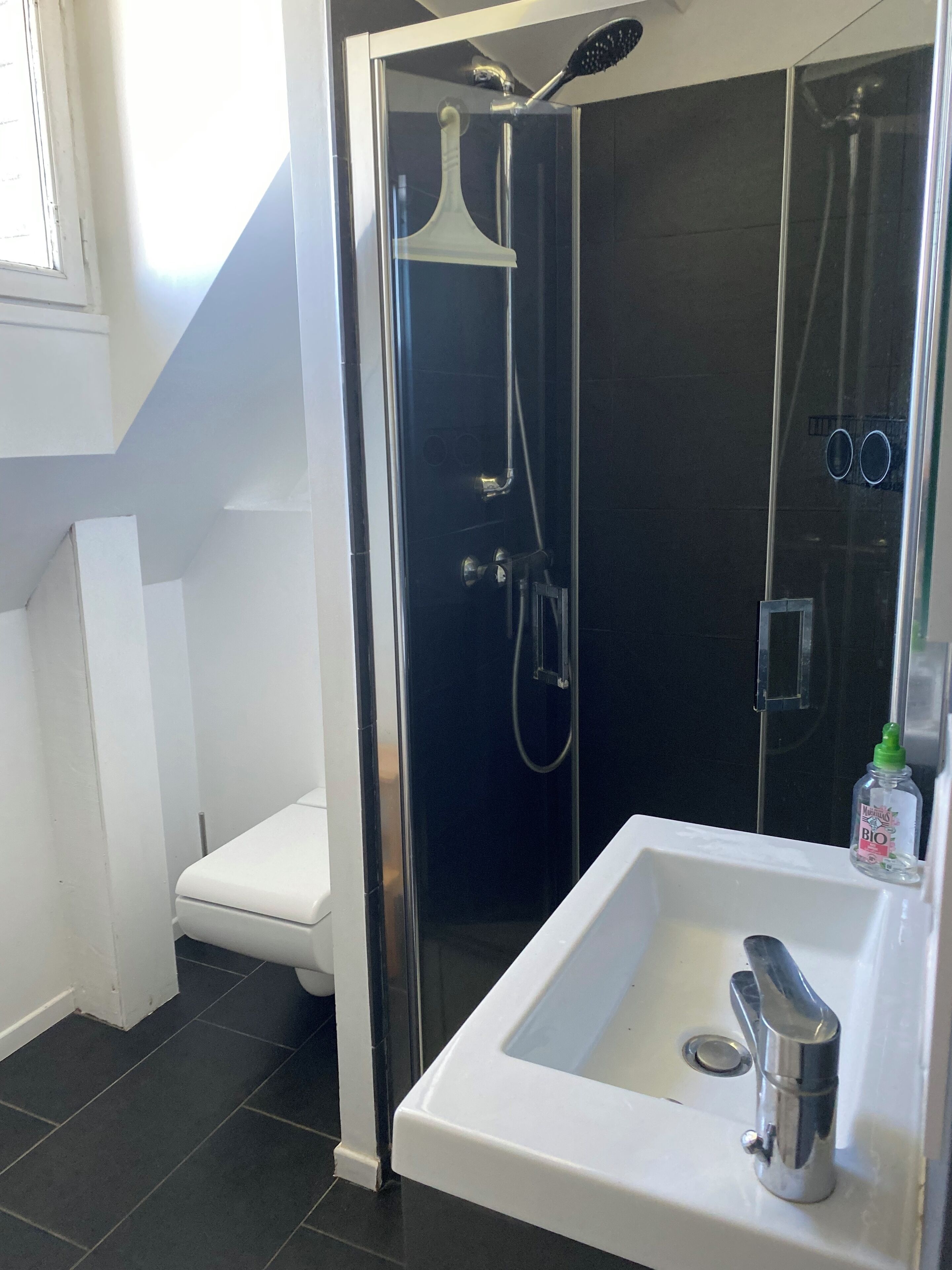 Douche, serviettes fournies, papier toilette