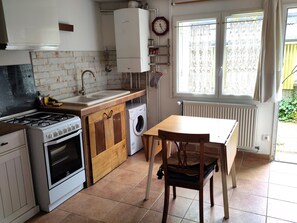 Kylskåp, ugn, vattenkokare och mixer