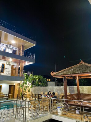 Front of property – evening/night - Hotel Wijaya family 2 (Berbah)