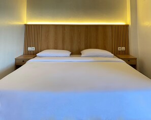 Superior-Zimmer | Hochwertige Bettwaren, Schreibtisch, laptopgeeigneter Arbeitsplatz