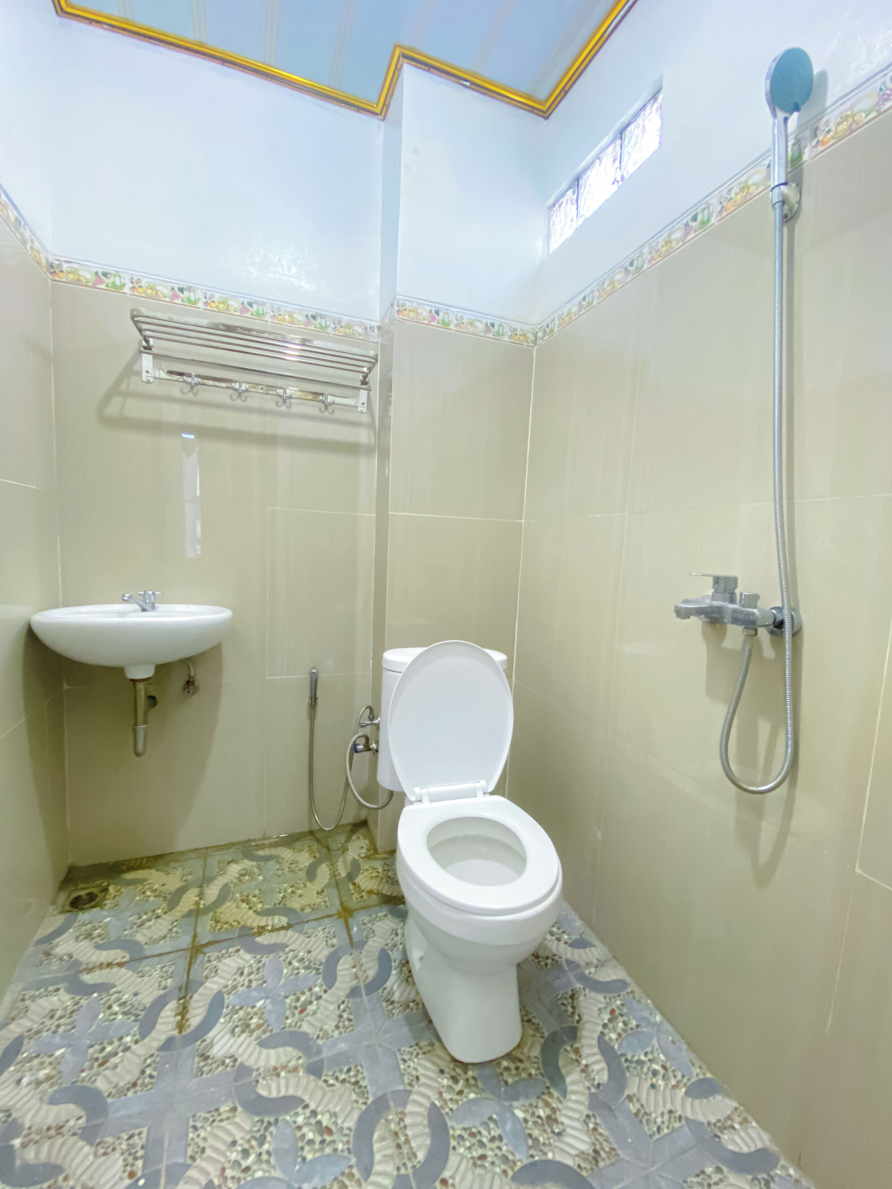 Un baño con inodoro, lavamanos y ducha.