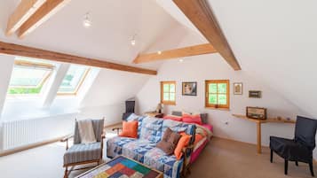 Nhà | 2 phòng ngủ, trang bị nội thất với thiết kế riêng biệt, bộ trải giường