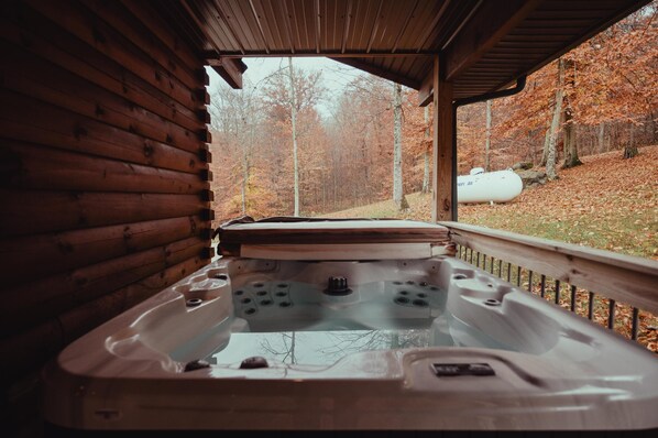 Outdoor spa tub - The Ashton - Cozy, classic, pet-friendly, three bed cabin in Hocking Hills! (South Bloomingville)