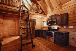 Oven - The Ashton - Cozy, classic, pet-friendly, three bed cabin in Hocking Hills! (South Bloomingville)