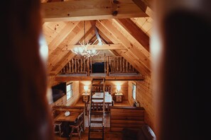 1 bedroom, WiFi - The Ashton - Cozy, classic, pet-friendly, three bed cabin in Hocking Hills! (South Bloomingville)