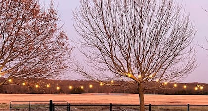 Secluded TX Ranch Retreat. Romantic Sunsets , Hot-tub, Pet-friendly & Gated!