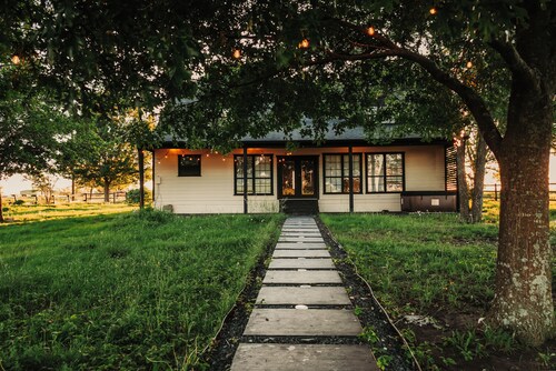 Secluded TX Ranch Retreat. Romantic Sunsets , Hot-tub, Pet-friendly & Gated!