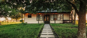 Secluded TX Ranch Retreat. Romantic Sunsets , Hot-tub, Pet-friendly & Gated!