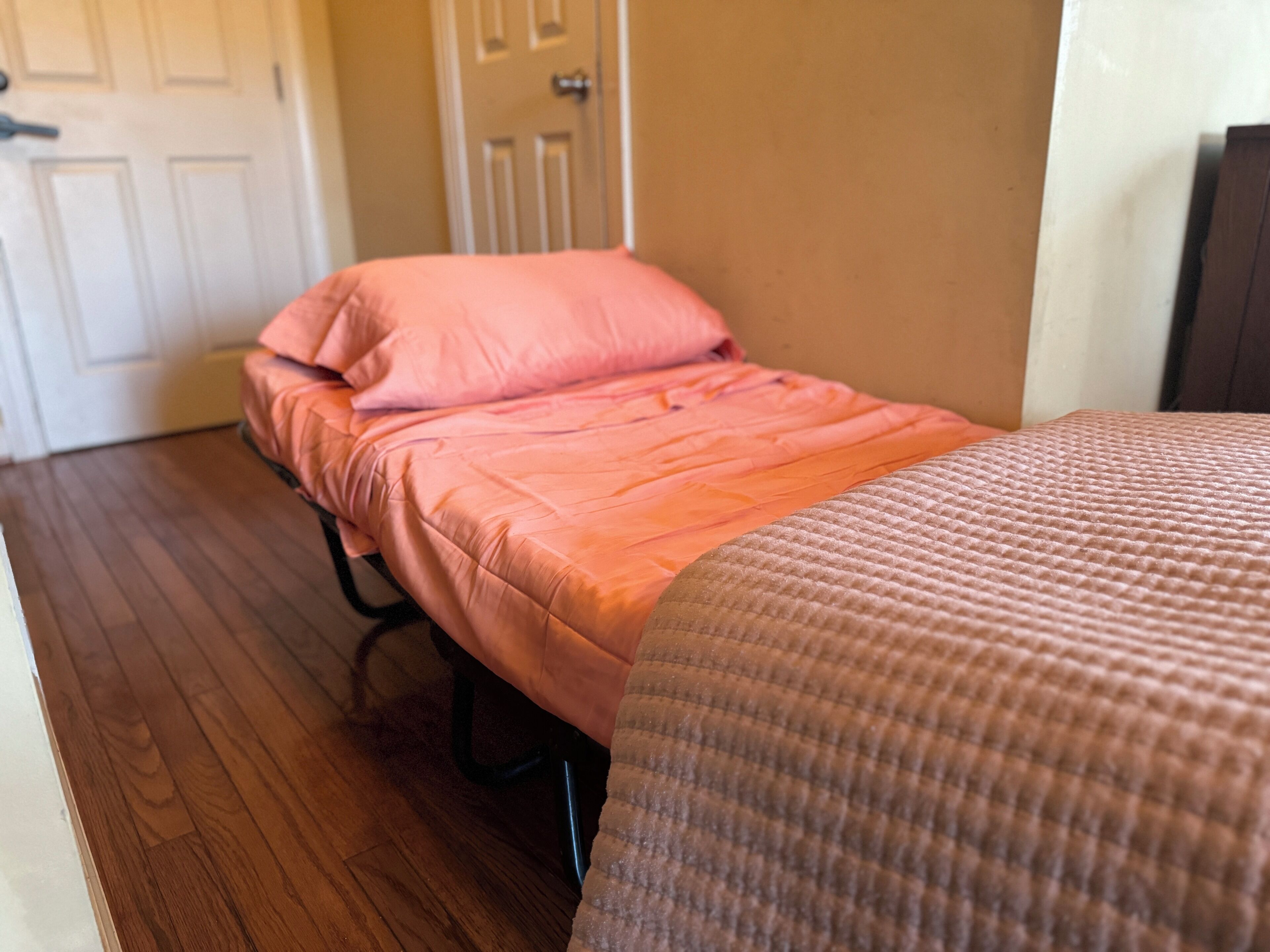 1 dormitorio, escritorio, tabla de planchar con plancha y wifi