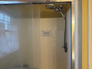 Hair dryer, bidet, towels, soap - Lovers Lane FarmStay on a working family farm. Cows, sheep, bees, garden & more (Gordonsville)