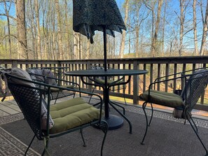 Outdoor dining - Lovers Lane FarmStay on a working family farm. Cows, sheep, bees, garden & more (Gordonsville)