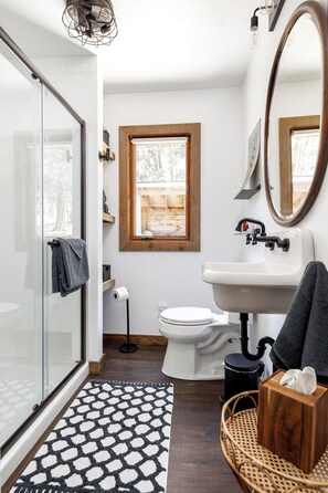 Een douche, een haardroger, handdoeken, zeep