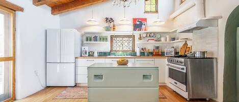 Kjøleskap, ovn, kokeplater og oppvaskmaskin