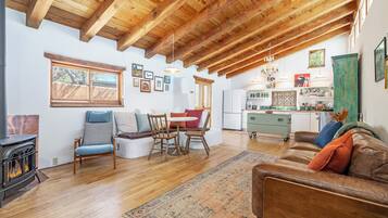 Smart TV, fireplace, books, stereo